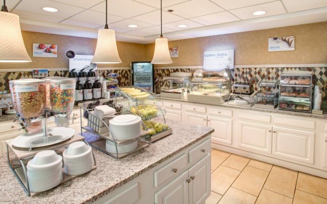 Holiday Inn Express Indianapolis Airport by IHG