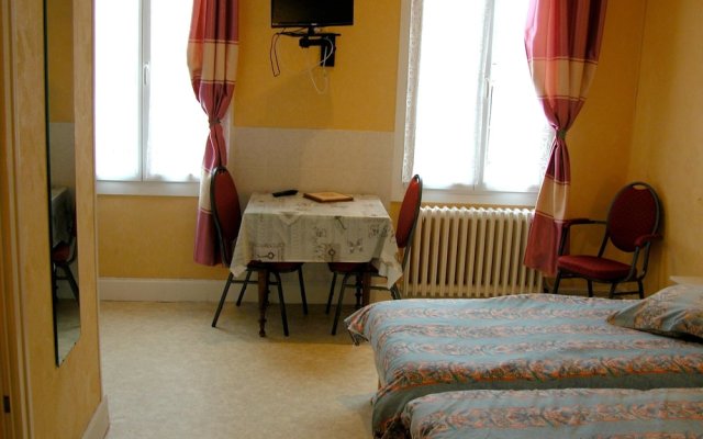 Studio in Néris-les-bains, With Wonderful City View, Enclosed Garden and Wifi