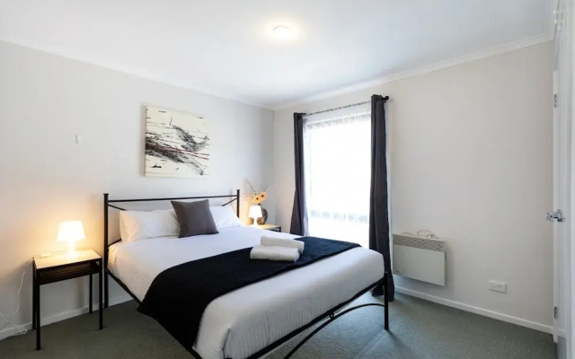 Snug 2-bed Townhouse Near Bustling Shops