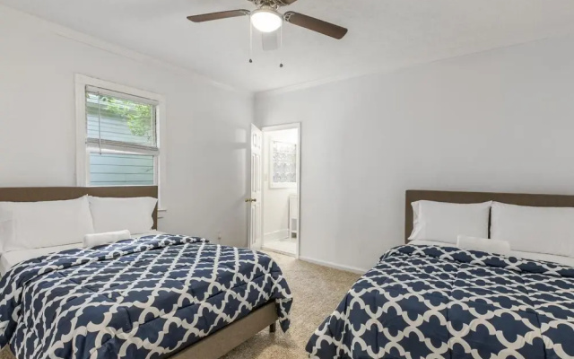 7 bedrooms Spacious House Near Downtown w Parking