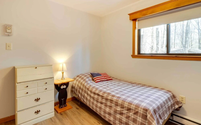 Spacious Pocono Lake House Near Skiing & Swimming!