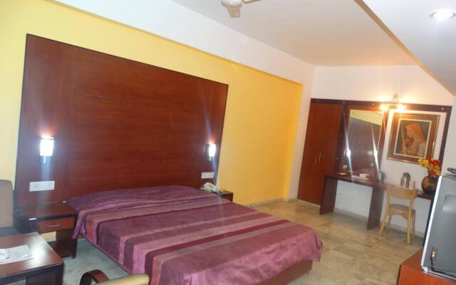 OYO 10323 Hotel Gorbandh