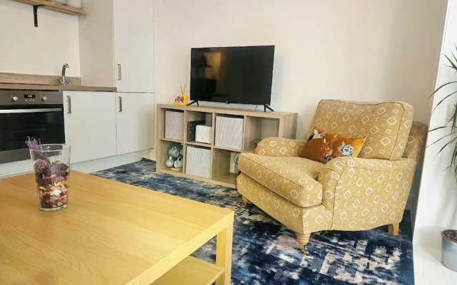 Seaside Haven Coastal Comfort 200m from the Beach