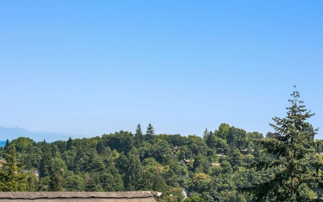 Seattle Vacation Home: The Great Wall