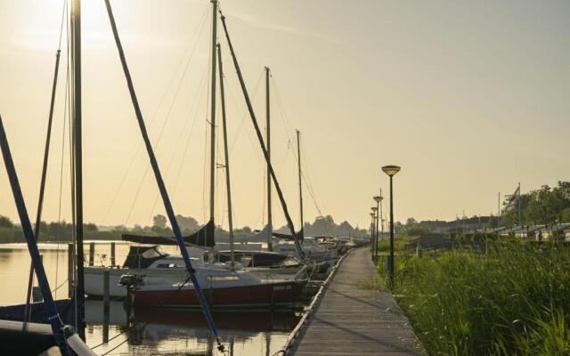 Waterchalet number 6 Recreationpark Yn'e Lijte Grou met ligplaats boot