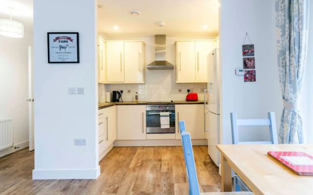 2 BR Modern Flat Near Train Station/central