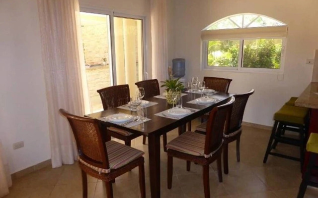 Touch of Elegance! 6 Bedroom Near the Beach