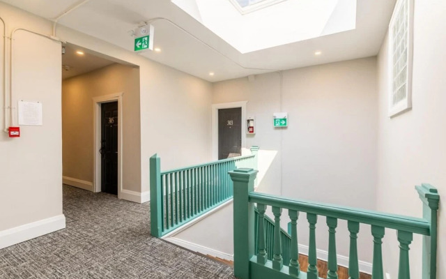 Designed 1BR Apartment 4