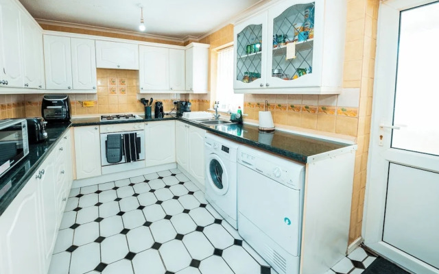 3-bed City Retreat - Sleeps 7, Garden & Parking