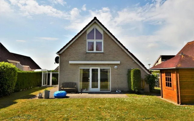 Lively Bungalow on the Water