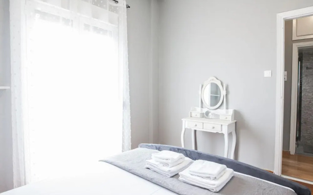 Modern apt with Increbilbe Athens Views
