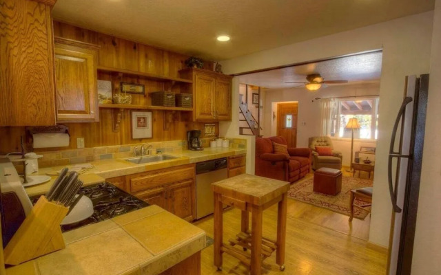 Breezy Pines Cabin 4 Bedroom Home by RedAwning