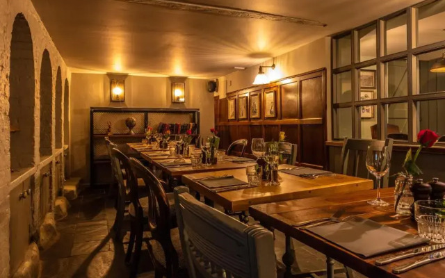 Greyhound Hotel