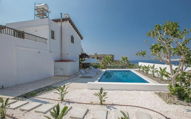 Villa Rosie AQ Anm03