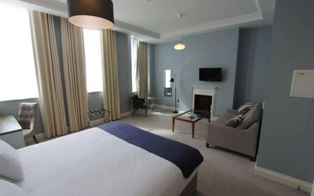 Yarrow Hotel