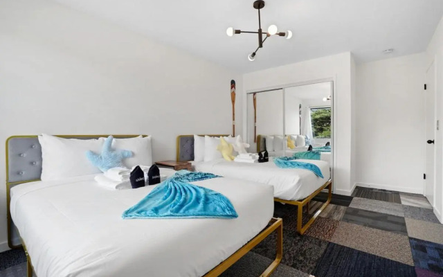 Spacious 5BR Coastal Retreat - 8 Beds Beach & Golf