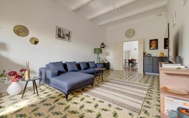 Stylish Apartment Steps From the Capital