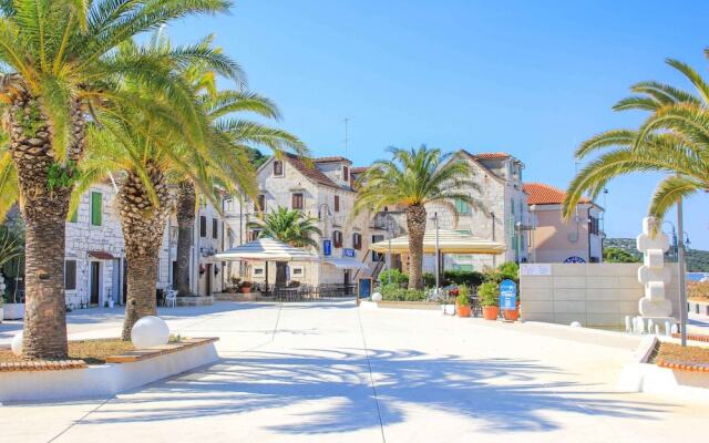 Seafront apt With Terrace, 4 Bedrooms and Mooring