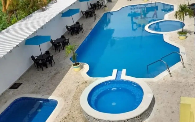 Hotel pool city