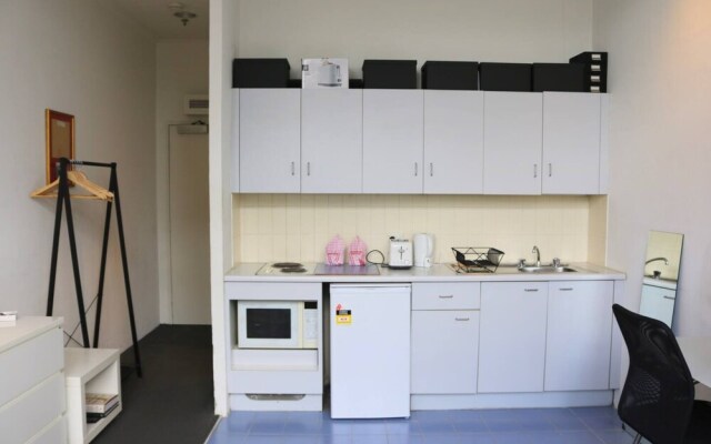 Cosy Newtown Studio Apartment With Swimming Pool