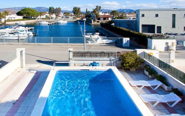 Holiday Home Requesens canal