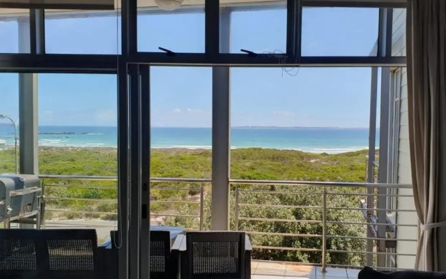 Beachfront 3-bedroom with Robben Island views