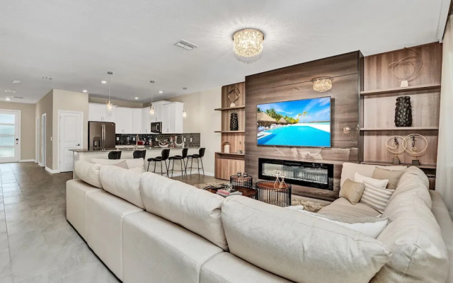 Champions Gate 9 Bedroom Villa with Pool & Spa