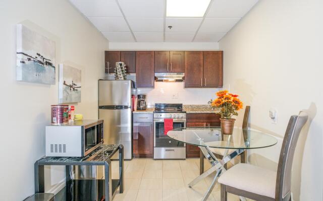 Cozy Studio + Train | Theatre District | Evonify