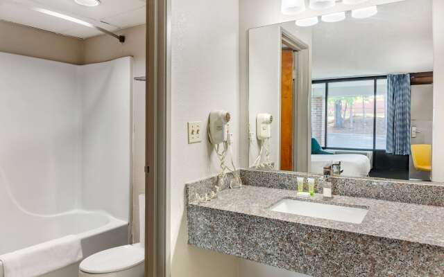 Days Inn & Suites by Wyndham Rocky Mount Golden East