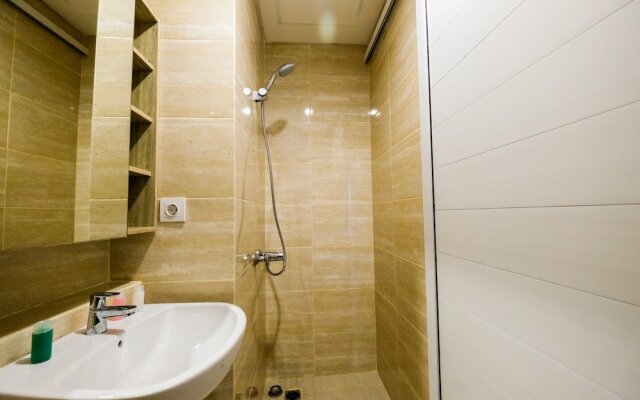 Spacious Studio Apartment at Springwood Residence By Travelio