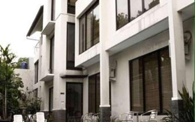Arimbi Pejaten Suites