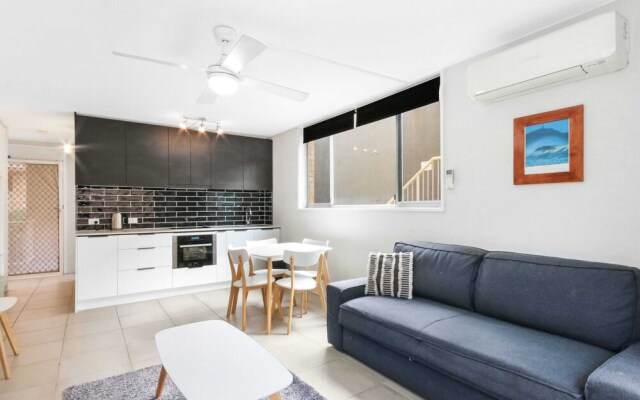 Bright 2 Bedroom Apartment in Burleigh Beach