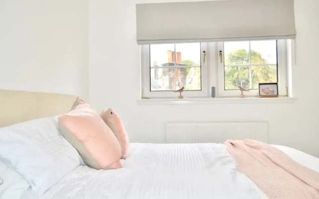 Modern and Central Flat in Roseburn Area