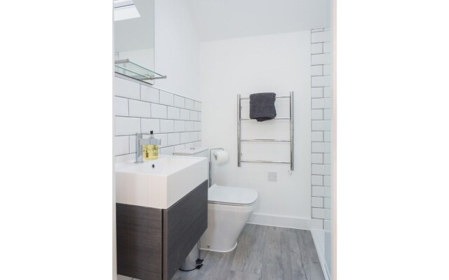 Modern, Brand New Townhouse in Bath