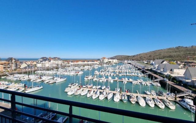 Bright 75 M With Balcony View On The Port
