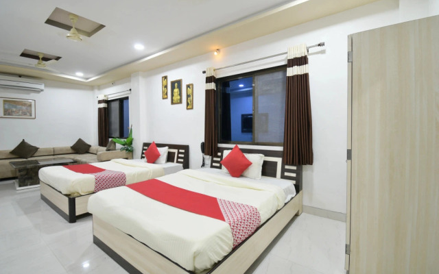 OYO 43971 The Royal Palace