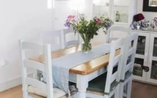 Coastal Hideaway - Sleeps 4 & Free Parking