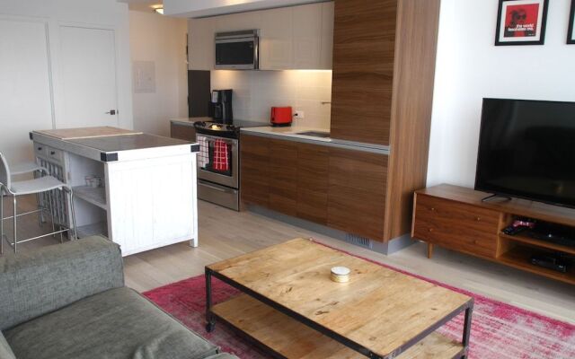 Luxury 2BR Condo in Popular Queen West