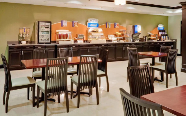 Holiday Inn Express & Suites Warminster - Horsham by IHG