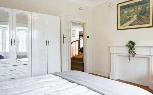 Elegant 4 Bedroom Home By Balmoral Beach