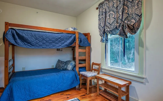 Middletown Getaway w/ Fire Pit & Multi-level Deck!