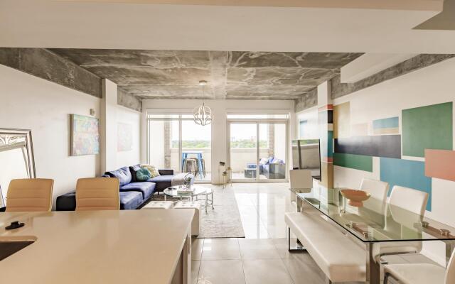 Hang Ten- Large Townhome, lux amenities, parking