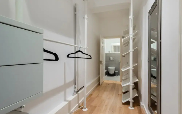 Platinum Apartment in Camden 9946