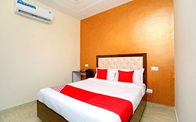 OYO 40307 Mohali Blue