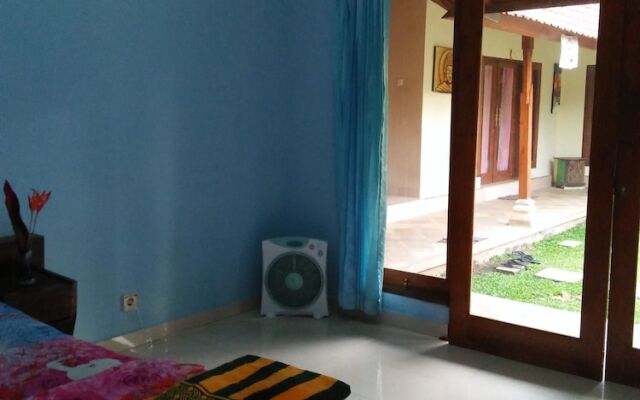 Memes House Backpacker