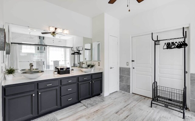 Pool, Fire Pit & Grill: Goodyear Home!