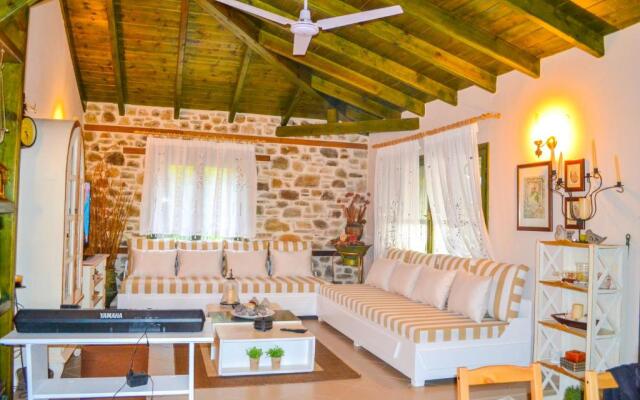 Nikos Stone House 80m from the beach with wifi