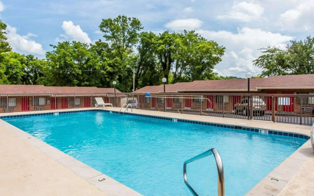 Econo Lodge North