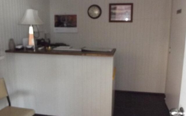 Country Roads Motor Inn