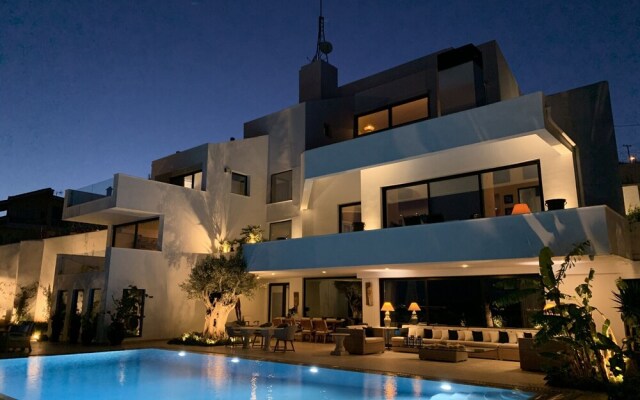 Luxury Villa Marathon